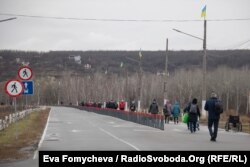 Дорога на «ту сторону». За поворотом – міст через Сіверський Донець та далі частина КПВВ, підконтрольна російським гібридним силам