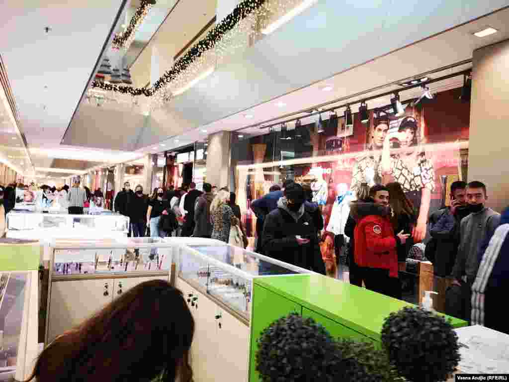 Širom sveta, dan uoči „Crnog petka“, formiraju se redovi ispred tržnih centara, kako bi ljudi, kada se radnje otvore, prvi stigli da kupe robu koja je na sniženju. Na slici, redovi u tržnom centru u Beogradu.  