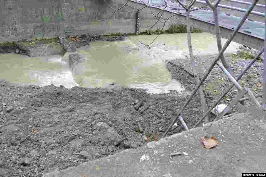 В районе центрального рынка Ялты, во время расчистки русла Дерекойки после потопов, в толще гальки и песка рабочие нашли артиллерийские снаряды времен войны, которые вымыло водой. Во время Второй мировой войны в районе ущелья Уч-Кош, откуда вытекает Дерекойка, находился военный склад артиллерийских боеприпасов, который разбомбила немецкая авиация. Снаряды и минометные мины разбросало по руслу Дерекойки и размыло до самого моря. Как в Ялте устраняют последствия потопов в руслах городских рек – смотрите в фотогалерее