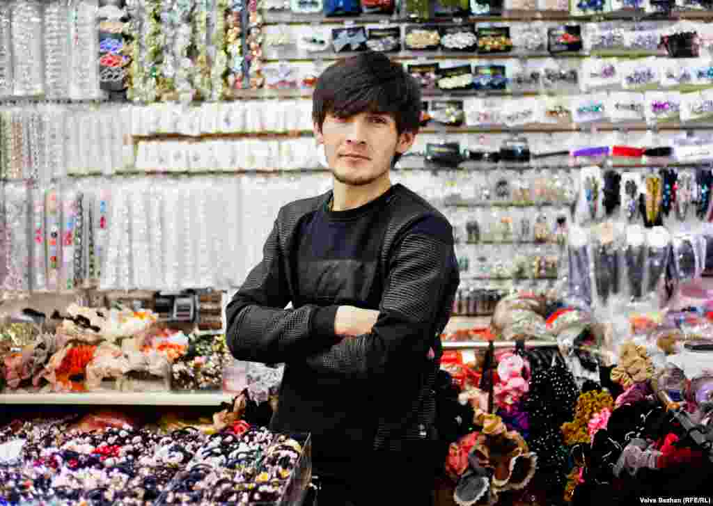 Вахидулла родился в Москве в семье иммигрантов из Афганистана. 25-летний парень никогда не был в Афганистане, но он надеется посетить город Мазари-Шариф, откуда родом его родители. «Я далек от своей родины, но в то же время я близок, из-за большой афганской общины здесь».