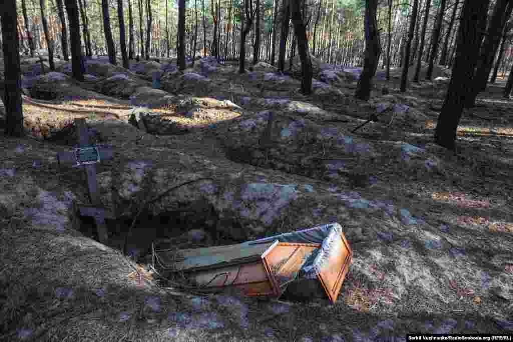 Масові поховання під Ізюмом, вересень 2022 року / Праворуч: початок жовтня 2024-го  Зараз місце масових поховань виглядає так, частина місцевих жителів вважає що тут потрібно будувати меморіал, інші – що це потрібно вже робити після перемоги. Дехто вважає що принаймні поховання потрібно засипати. Одностайної думки у містян немає  