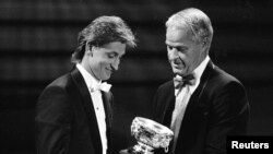 Вейн Грецкі з іншою суперзіркою хокею Горді Хоу, 10 червня 1987 року