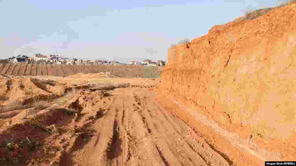 Уровень снятого грунта на первой террасе карьера 