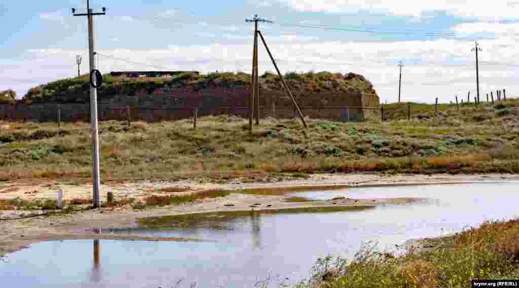 Вид на крепость с начала Арабатской стрелки – песчаной косы длиной 100 километров, отделяющей Азовское море от мелководного соленого озера Сиваш