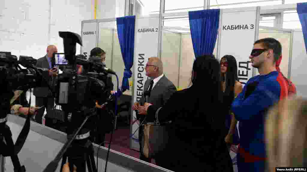 Vakcinalni punkt u tržnom centru „Galerija“ u „Beogradu na vodi“ otvoren je uz poruku da je „herojski vakcinisati se“ (fotografija levo). Zamenik gradonačelnika Beograda Goran Vesić rekao je 7. oktobra da je u Beogradu vakcinisano oko 30 odsto mladih što je, prema njegovim rečima, nedovoljno. Ipak, u Beogradu već funkcioniše 25 punktova na kojima građani mogu da se vakcinišu, a na raspolaganju su četiri vakcine: Sinofarm, Sputnjik, Fajzer i Astra Zeneka. Jedan od tih punktova je na Beogradskom sajmu gde interesovanje za vakcinaciju 7. oktobra nije bilo veliko (fotografija desno).  