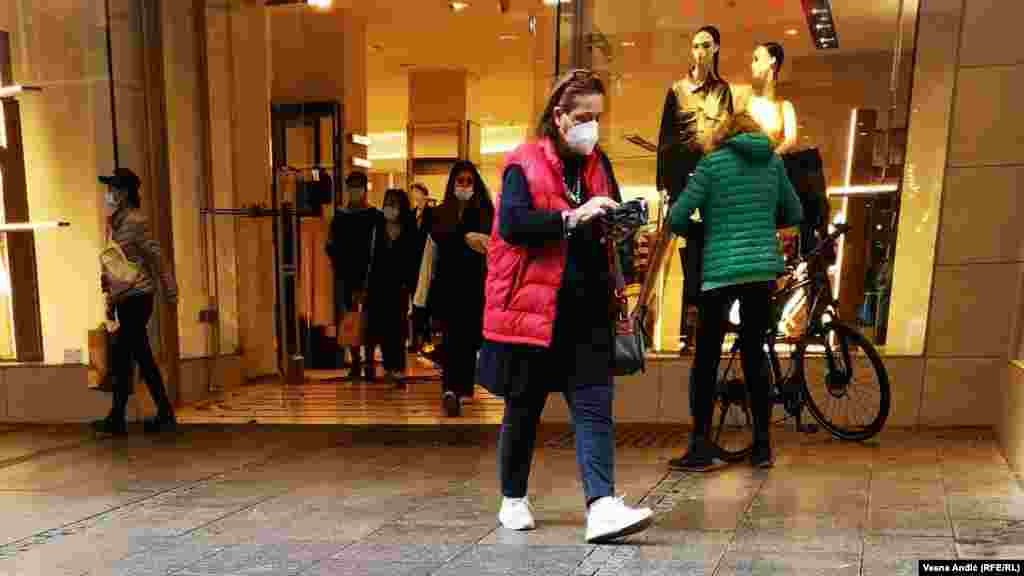 Rad tržnih centara i većine ugostiteljskih objekata u Srbiji nije ograničen. Istovremeno, broj hospitalizovanih prešao je šest hiljada ljudi, a više od 250 pacijenata je na respiratoru. Fotografija levo: kupci izlaze iz butika u centru Beograda, 7. oktobar 2021, fotografija desno: hospitalizovani pacijent u bolnici u Batajnici, 4. oktobar 2021.  