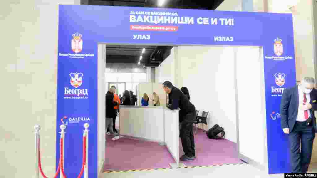 Otvaranje vakcinalnog punkta u „Galeriji“ oktobra 2021. nije izazvalo veliko interesovanje građana (fotografija levo) za razliku od otvaranja punkta u beogradskom tržnom centru „Ušće“ u maju (fotografija desno), kada su na vakcinaciju čekale stotine ljudi. Razlog velikog odziva u maju bila je podela šoping vaučera u vrednosti od oko 26 evra za kupovinu u tom tržnom centru.  