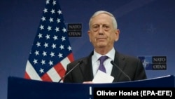 Меттіс заявив, що США і їхні союзники продовжують збирати інформацію про ймовірну хімічну атаку в Сирії