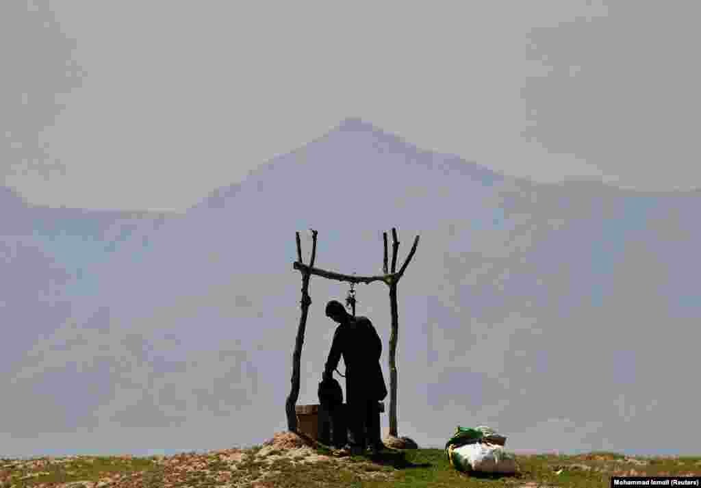 Афганський хлопчик набирає воду з криниці на околиці Кабулу. (Reuters/Mohammad Ismail)&nbsp;