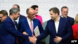 Kancelari i ardhshëm i Gjermanisë, Friedrich Merz (në mes) dhe partnerët e tij në koalicionin qeverisës, fotografohet pasi nënshkruan marrëveshjen për bashkëqeverisje, 5 maj.