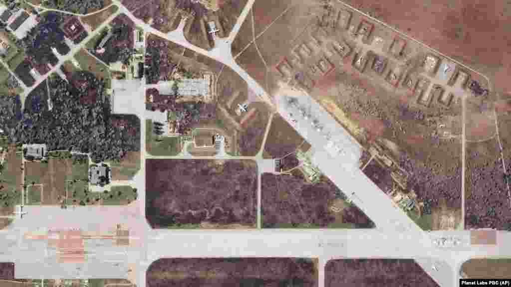 Фото авіабази від 10 серпня, зроблене Planet Labs вже після вибухів, на якому видно обвуглені уламки. Військово-морські сили Росії втратили щонайменше дев'ять військових літаків, у тому числі винищувачі Су-30СМ і бомбардувальники Су-24М, свідчить аналіз зображень «до і після», повідомили журналісти «Схем» (Радіо Свобода)