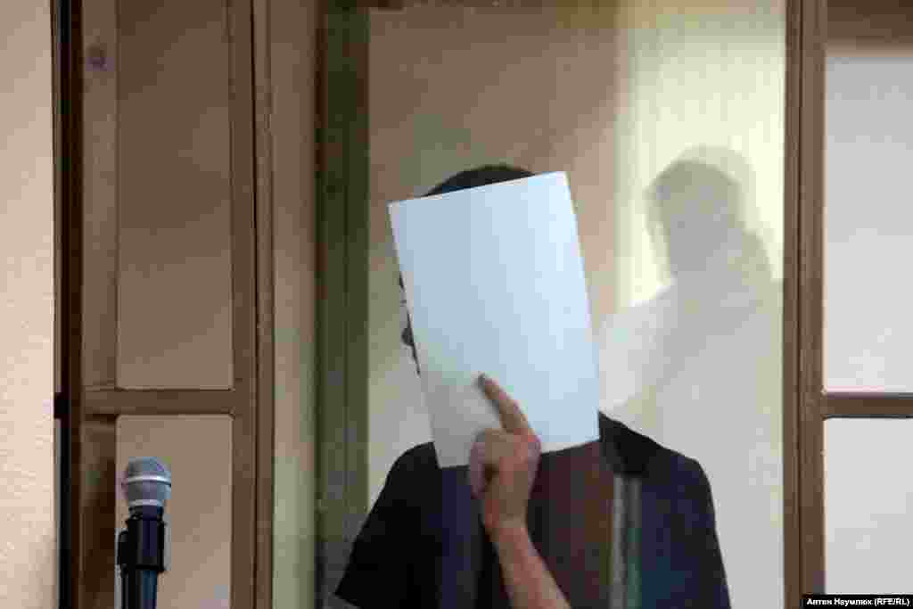 Максим Филатов. Его обвинили в подготовке теракта возле прокуратуры Крыма, а также осквернении мечети. Он был волонтером в зоне АТО во время боевых действий на Донбассе и арестован после возвращения в Крым.