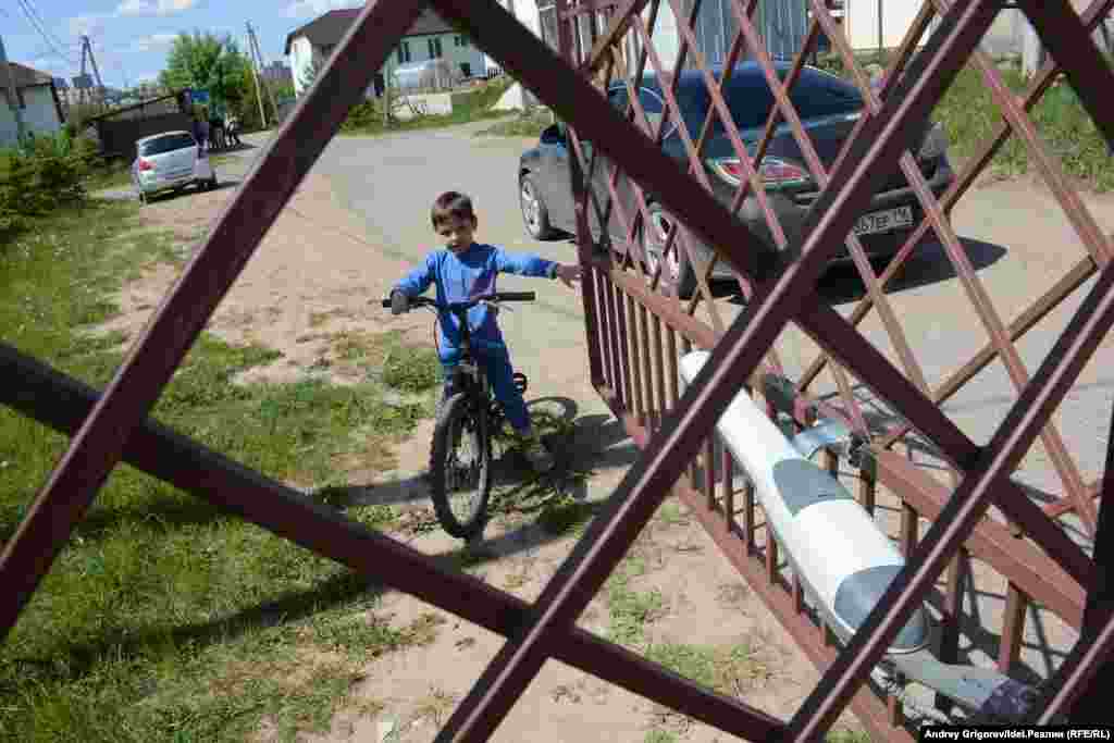 Центральный въезд в посёлок. Пока отличия от остальных Салмачей не бросаются в глаза. 