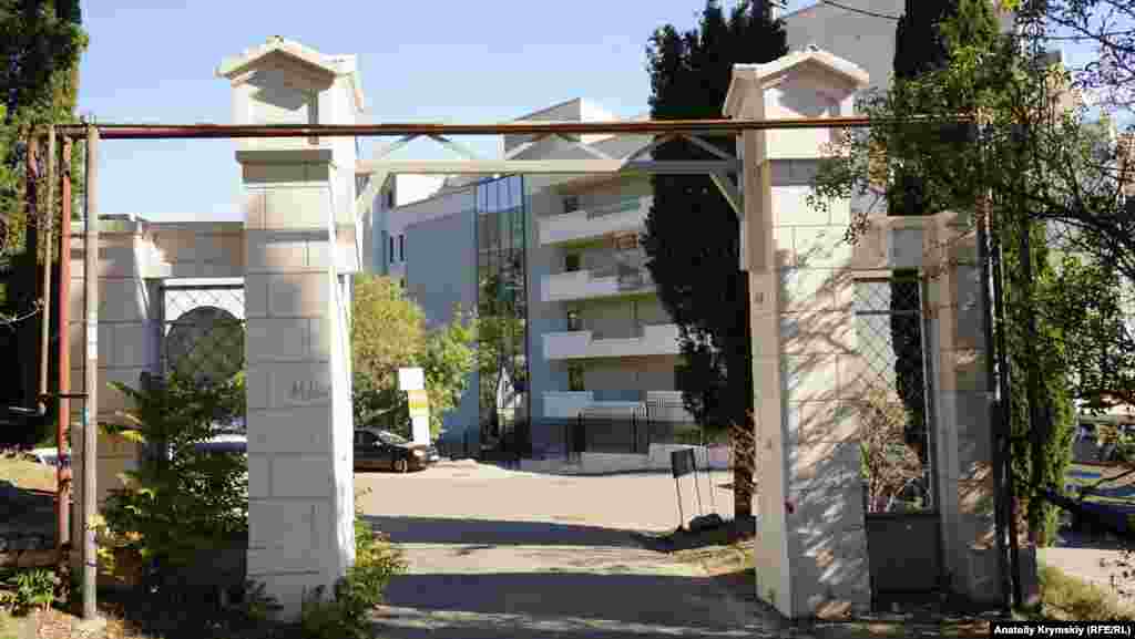 Напротив арки у подъема к храму с улицы Дражинского, на территории гостичного комплекса «Актер Парк-Отель», уже успели построить элитные апартаменты. Они выставлены на продажу