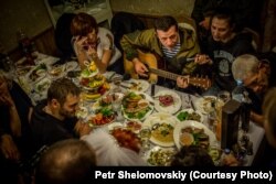 Ігор Безлер «Бєс» – з гітарою, ватажок бойовиків, 17 жовтня 2014 року