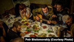 Луценко про справу Безлера (на фото з гітарою): у нас закінчена фактично справа, по якій проходить 85 потерпілих