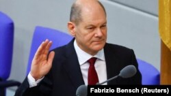 Олаф Шольц став новим канцлером Німеччини після того, як склав присягу в Берліні 8 грудня