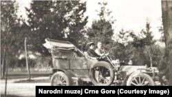 Istorija je pamti kao prvu ženu vozača na Balkanu: Princeza Ksenija u društvu kralja Nikole. Zbog toga je po njoj nazvan prvi autoput u Crnoj Gori 2022.