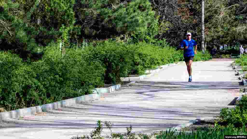 Ще одні завсідники парку – люди, що підтримують здоровий спосіб життя. Денна пробіжка