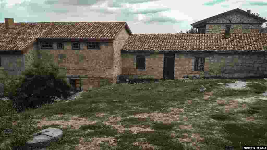 Дом Авраама Фирковича – караимского писателя, археолога и священнослужителя. Он занимался изучением надгробных надписей караимского кладбища Балта-Тиймэз, которое находится неподалеку