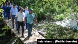 Рустам Минниханов осматривает водно-болотные угодья за парком Победы, август 2022 года.