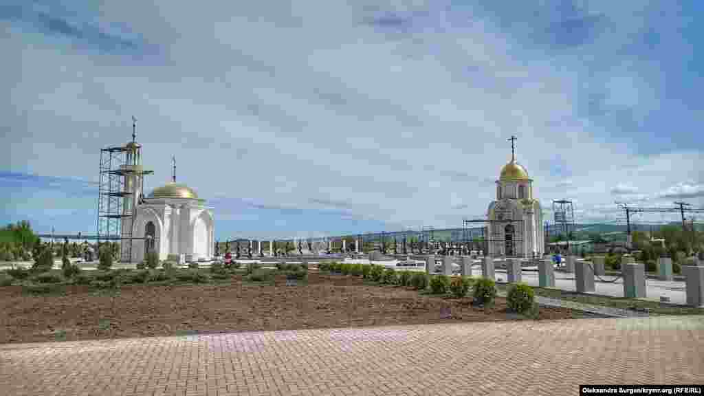 На территории комплекса расположены часовня и мечеть. Они в недостроенном состоянии 