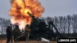 Українські військові ведуть вогонь із САУ «Піон» по російських позиціях біля Бахмуту. Донецька область, 16 грудня 2022 року