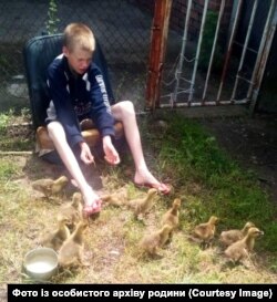 Іван Бауер з гусенятами. Фото із особистого архіву родини