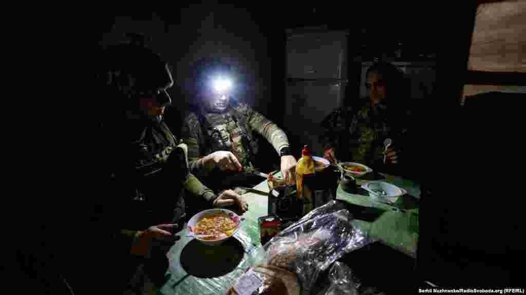 Знайти вільну хвильку на перерву чи обід для медиків є нелегким завданням. Проте, попри обстріли та великий потік поранених, лікарі, одягнуті у бронежилети та каски, встигають почастуватися смачним українським борщем.   