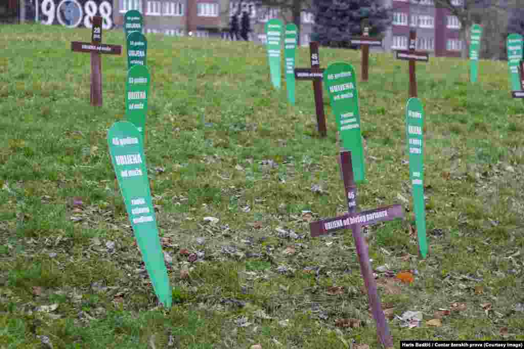 "Neki su posmatrali, neki su odmahivali glavom, neki su bili vidno uznemireni. Nekoliko žena je ušlo u sami centra tog groblja. Jedna od njih je stala i proučila Fatihu. Znajući da to nisu nikakve izmišljene, nego da su to stvarne žene, čija ubistva su zabilježena u evidenciji pravosuđa BiH, imala je potrebu da se pomoli za njih", rekla je Duška Andrić