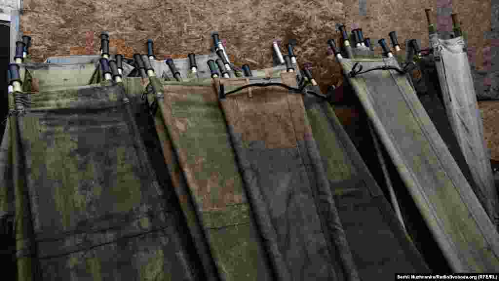 Ноші біля стіни стабпункту свідчать про накал боїв…