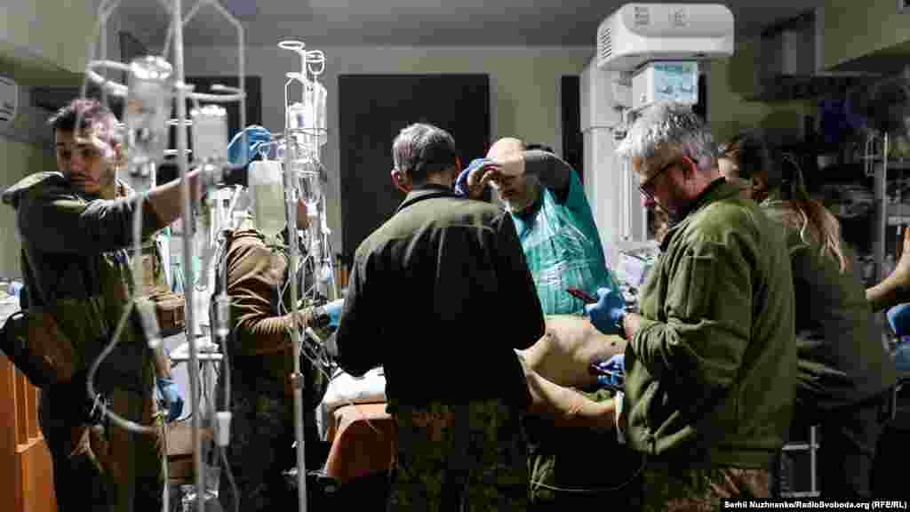 Дмитро Ксьондз, військовий медик: «Як і під час будь-якої хірургії, потрібно швидко зорієнтуватися і швидко стабілізувати (пацієнта – ред.).Стабілізувати дихання, крововтрату, тиск, пульс. Це по-перше. Далі – відправити на наступні етапи евакуації, там де в більш спокійних умовах можуть надати високоспеціалізовану допомогу. Правильно відсортувати пацієнтів: легкий, середній або важкий, це те, що ми маємо зробити. Найголовніше – це скоротити перебування пацієнта, щоб середнє перебування 300-го ( пораненого – ред.) у нас було мінімальним».