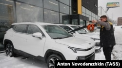 Автомобили "Москвич-3" у дилерского центра в России, иллюстрационное фото