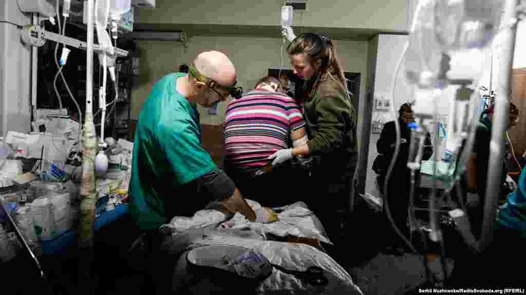 Після надання необхідної первинної медичної допомоги, військовослужбовця ЗСУ переодягають у чистий одяг, бо його форма закривавлена і брудна. Далі на воїна чекає евакуація до госпіталю, де він пройде подальший курс лікування.