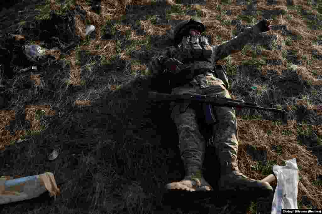 Військовослужбовець батальйону «Карпатська Січ» під час маневрів на лінії фронту, поблизу Кремінної, Луганська область, 3 січня 2023 року