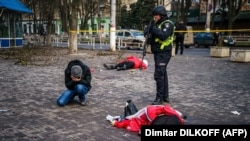 Херсон, 24 грудня 2022 року. Внаслідок обстрілу російського обстрілу центра міста одразу изагинуло 7 цивільних, поранення отримали – 58, з них 18 дуже важкі.