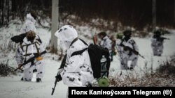 «Якщо виникають якісь питання, якісь підозри – ми, не ризикуючи, прощаємося із такими людьми. Знову ж – ми не хочемо можливих агентів у наших лавах», – командир полку Калиновського