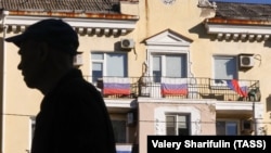 Окупований Донецьк, прапори РФ на одній з центральних вулиць міста, жовтень 2022 року