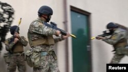 Ukrajinski vojni regruti dobrovoljci učestvuju u urbanoj vježbi dok ih Britanske oružane snage obučavaju u objektu za obuku u južnoj Britaniji, 15. kolovoza 2022. 