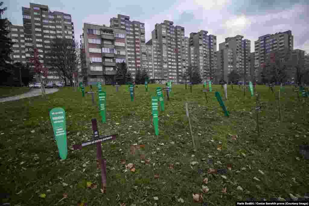 "Poruka je trebala da bude – da su te žene postojale. Te žene su živjele. Te žene su imale svoje živote. Na bašlucima i krstovima koji simboliziraju te mrtve žene, ubijene žene stoje njihova godišta i ko ih je ubio. I ono što jeste najstrašnije od svega, kada je femicid u pitanju, jeste da su najčešće ubice njihovi partneri, njihovi bivši partneri, bivši muževi, sadašnji muževi, bivši vanbračni ili sadašnji vanbračni partneri. Uvijek je to negdje neko u koga su nekada imale povjerenja, ili su nekada u njih bile zaljubljene", rekla je za Radio Slobodna Evropa Duška Andrić iz Centra ženskih prava. 