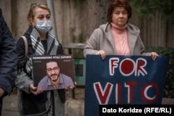 ვიტალი საფაროვის დედას, მარინა ალანაკიანს უჭირავს ვიტალის ფოტო