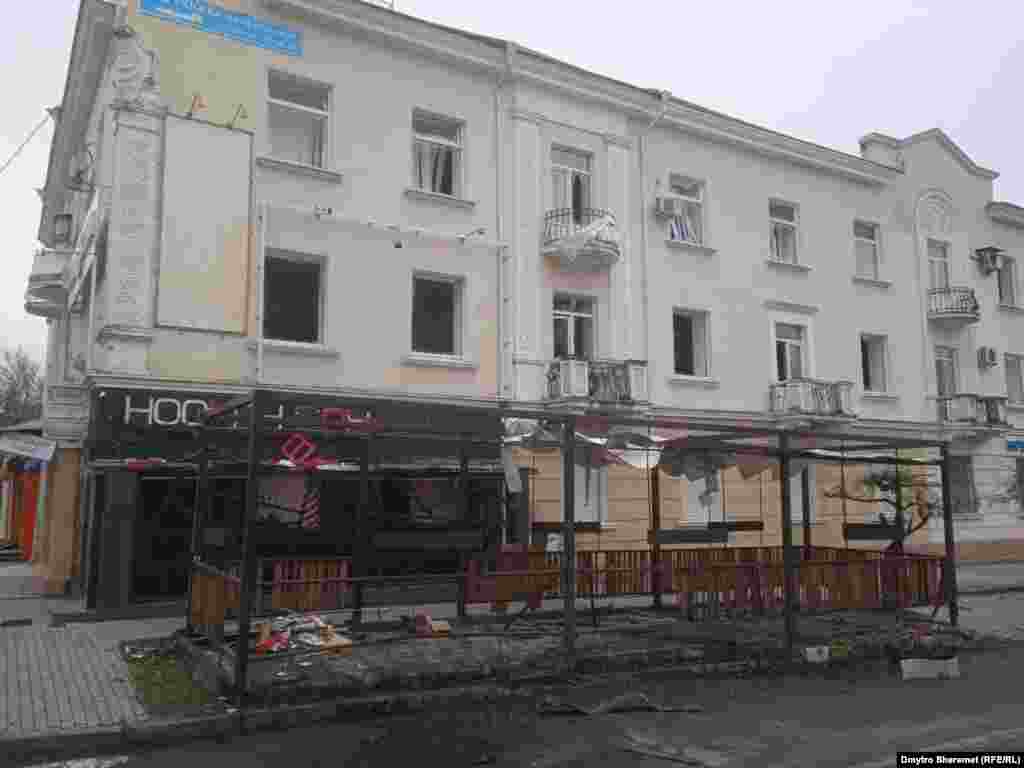 Деякі будівлі все ще залишаються без вікон