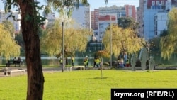 Діти на прогулянці в Парку 6 Травня