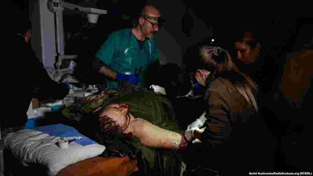 До бійця, неначе бджоли, з усіх боків злітаються медики. Швидко розрізають одяг, «ставлять вену», стабілізують і рятують його життя.