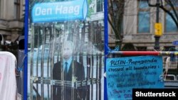 Slika ruskog predsednika Vladimira Putina u zatvorskoj ćeliji tokom protesta ispred ambasade Rusije u Nemačkoj, Berlin, 31. decembar 2022.