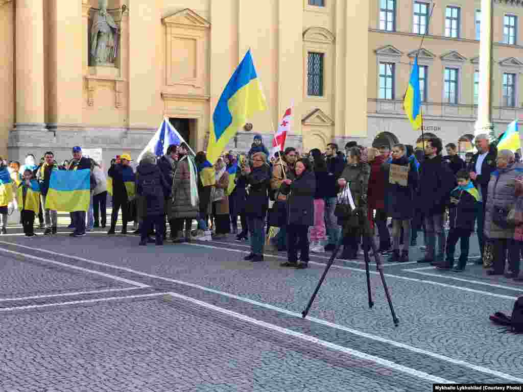 На акцію люди прийшли не лише з українською національною символікою, а й з прапорами Грузії