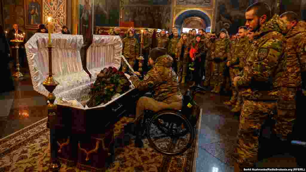 «На жаль, маємо смертельну втрату. Під час евакуації поранених із фронту сталося зіткнення нашого евакуаційного авто з бойовою машиною піхоти, покинутою серед дороги. А евакуація відбувалась із самого нуля. Наш побратим Ніко загинув.. Він був у вкрай важкому стані. Ще двоє «Госпітальєрів» з його екіпажу проходять обстеження. Він був юним хлопцем, та, приїхавши зі Швеції, він зголосився стати медиком-добровольцем й рятувати життя на фронті», – йдеться у повідомленні «Госпітальєрів» у Facebook