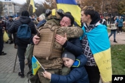 Місцеві жителі обіймають українського солдата під час святкування визволення Херсону з російської окупації, 13 листопада 2022 року