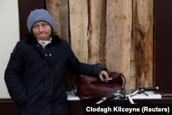 Жінка чекає біля шелтеру на допомогу, Бахмут