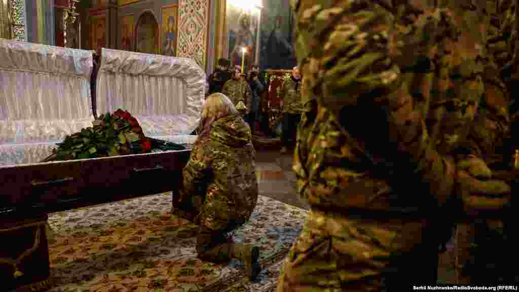 Бойові товариші прощаються із побратимом 
